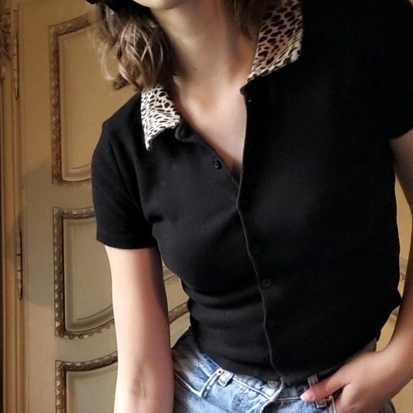 Button-down t-shirt with leopard print collar - Picture 2 of 6